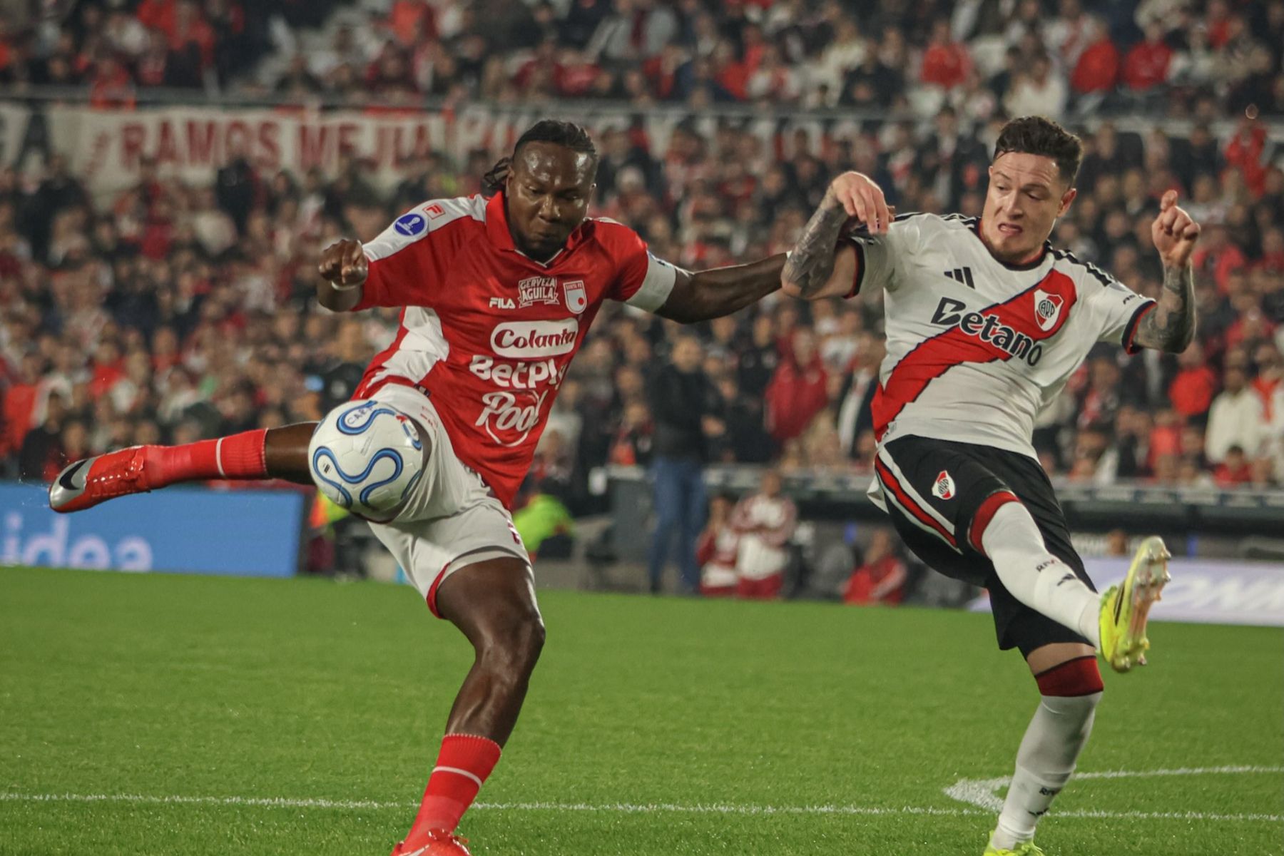 Nos pênaltis, Santa Fe vence River Plate e enfrentará Vasco na Sul-Americana