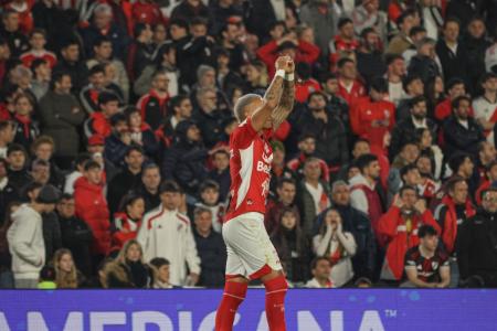 Fagundes comemora gol sobre o River Plate • Reprodução/Instagram Santa Fe