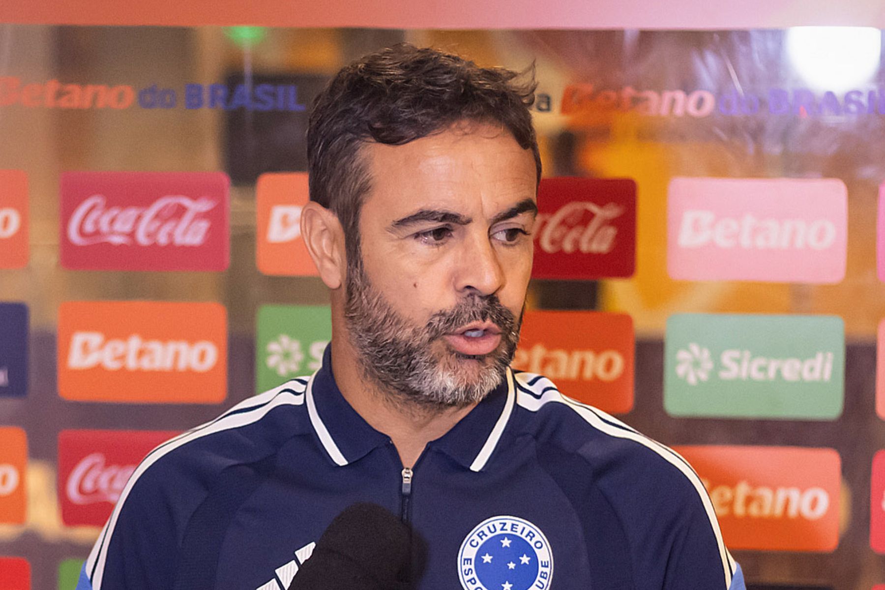 Vai poupar? Artur Jorge projeta montagem do Cruzeiro contra o Vasco pela Série A