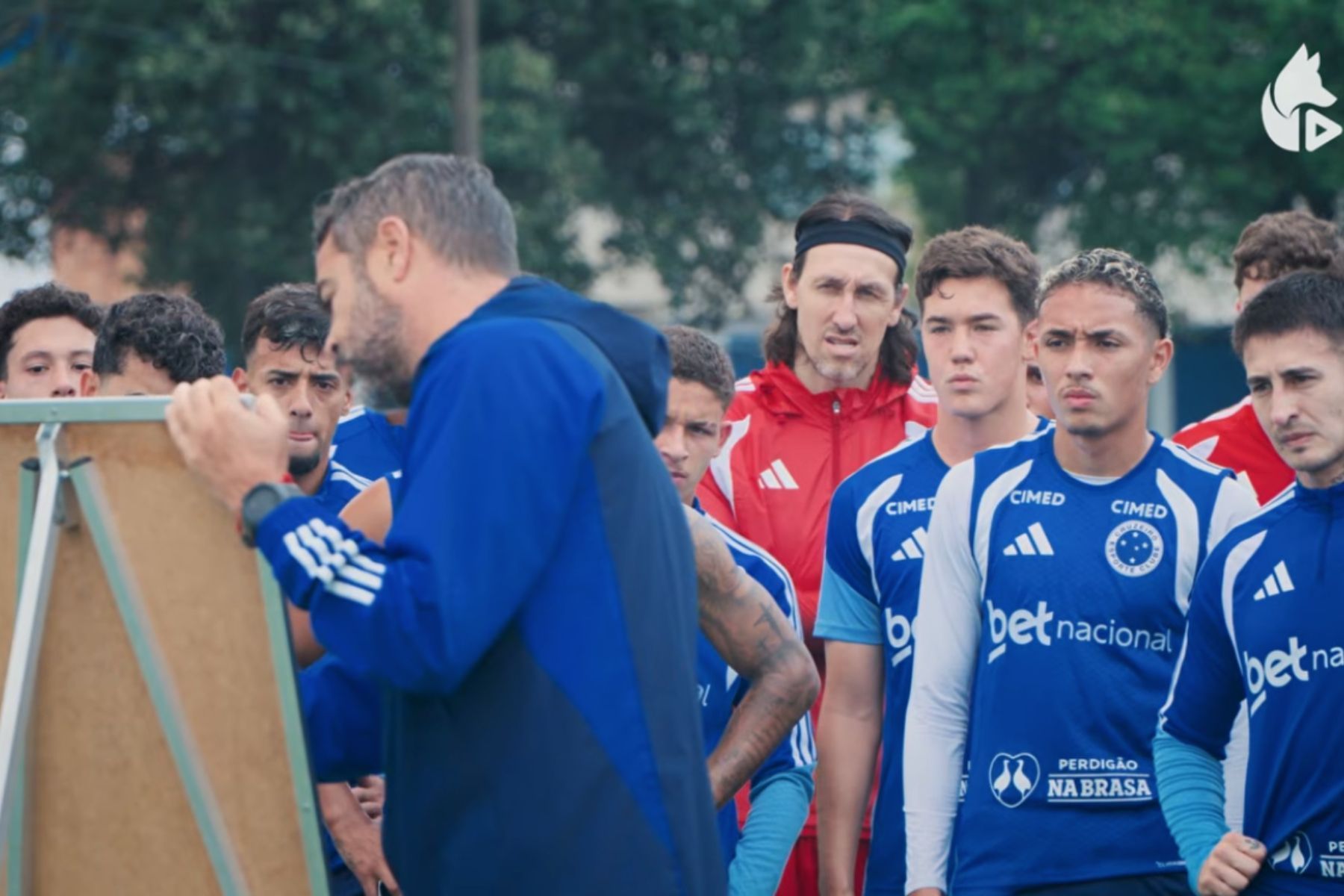 Cruzeiro perde zagueiros e atacante para duelo com Vasco; veja opções de Artur Jorge