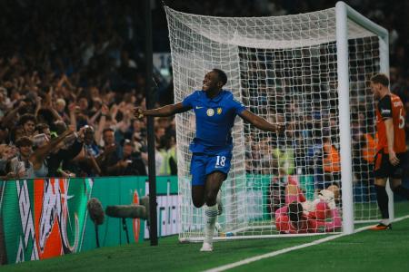 Danny Welbeck vibra com primeiro gol pelo Chelsea • Divulgação/X @ChelseaFC