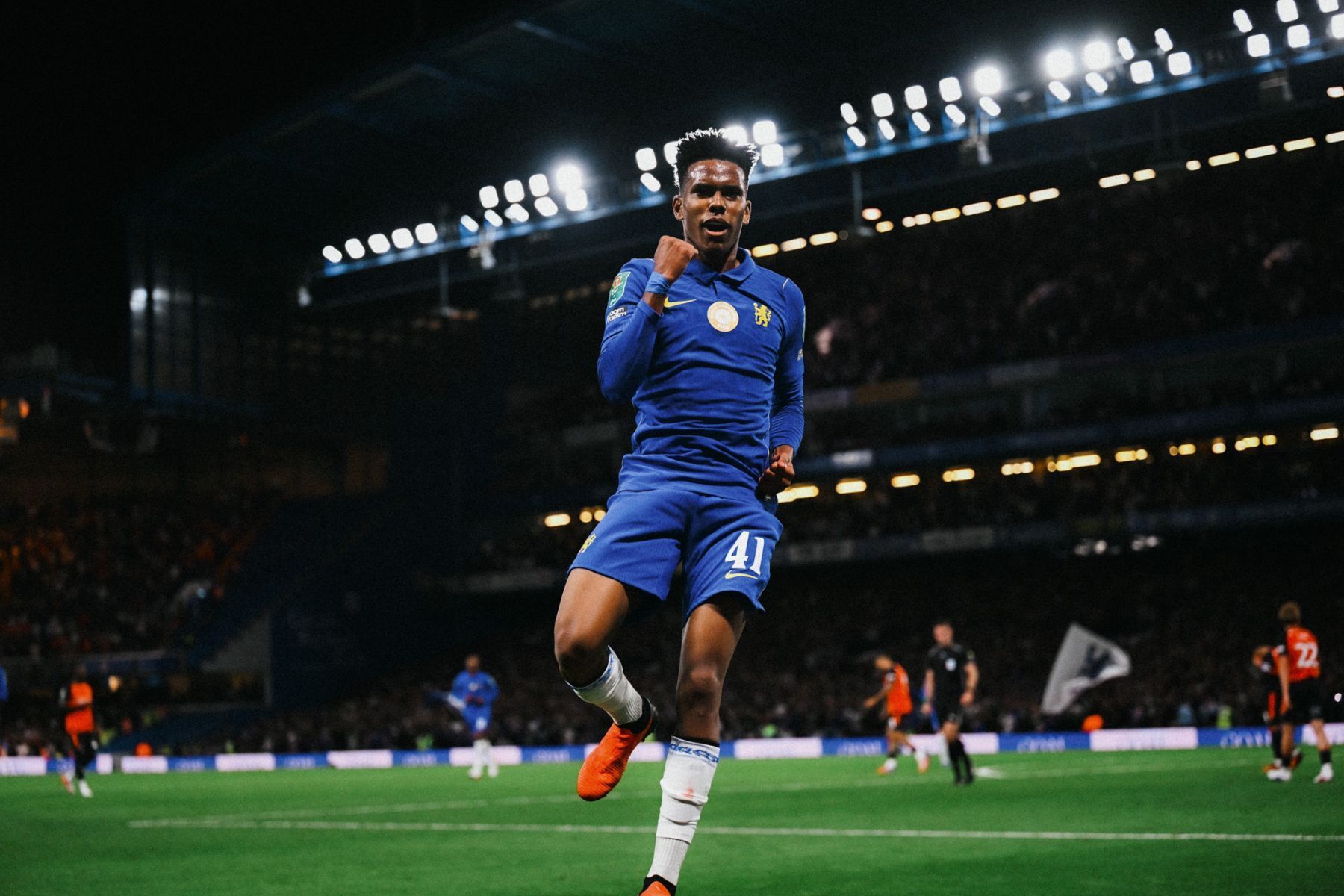 Estevão marca, reforço estreia com gol, Chelsea vence Luton e avança na Copa da Liga