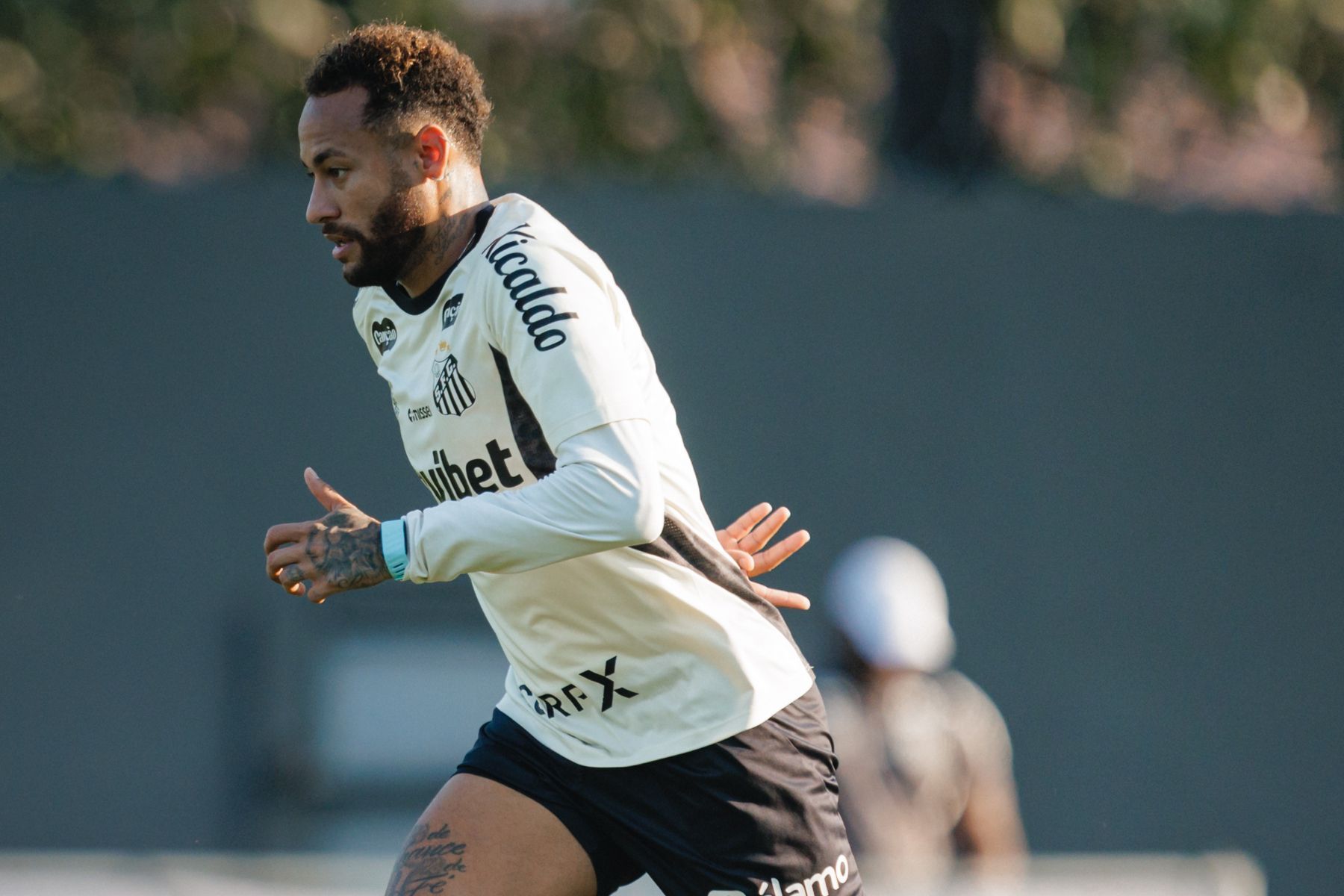 Neymar fica fora de treino do Santos antes de clássico; veja motivo 