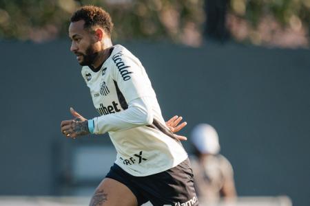 Neymar em ação pelo treino do Santos