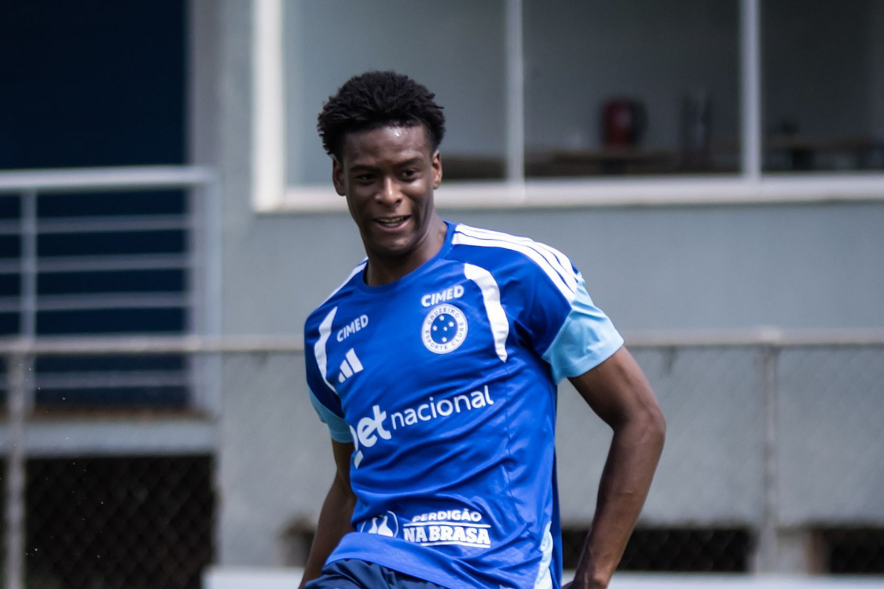 Após susto, Jonathan Jesus treina com elenco e não deve ser problema no Cruzeiro