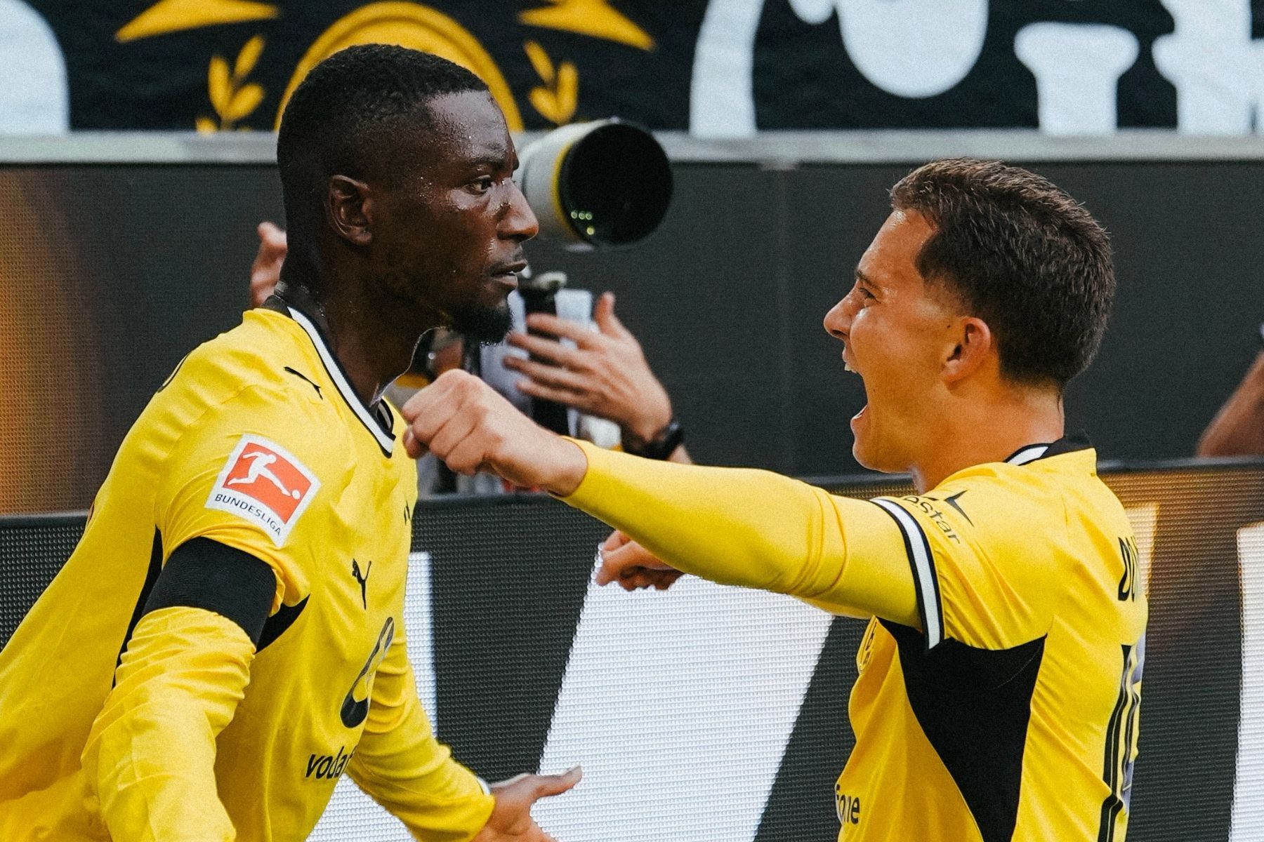 Com um a menos, Borussia Dortumund vence Hamburgo em estreia na Bundesliga