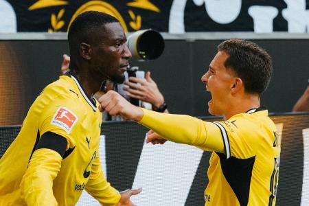 Guirassy celebra gol pelo Borussia Dortmund