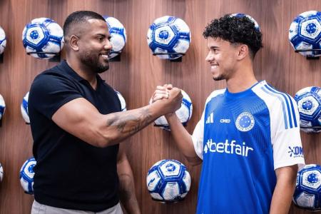 Leo Moral e Rhuan Gabriel em renovação com o Cruzeiro, em 2026 • Reprodução/Instagram/Leo Moral