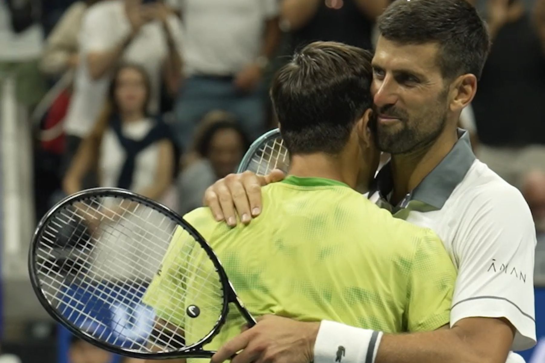 Djokovic desaba fisicamente, chora e é eliminado por argentino na estreia US Open