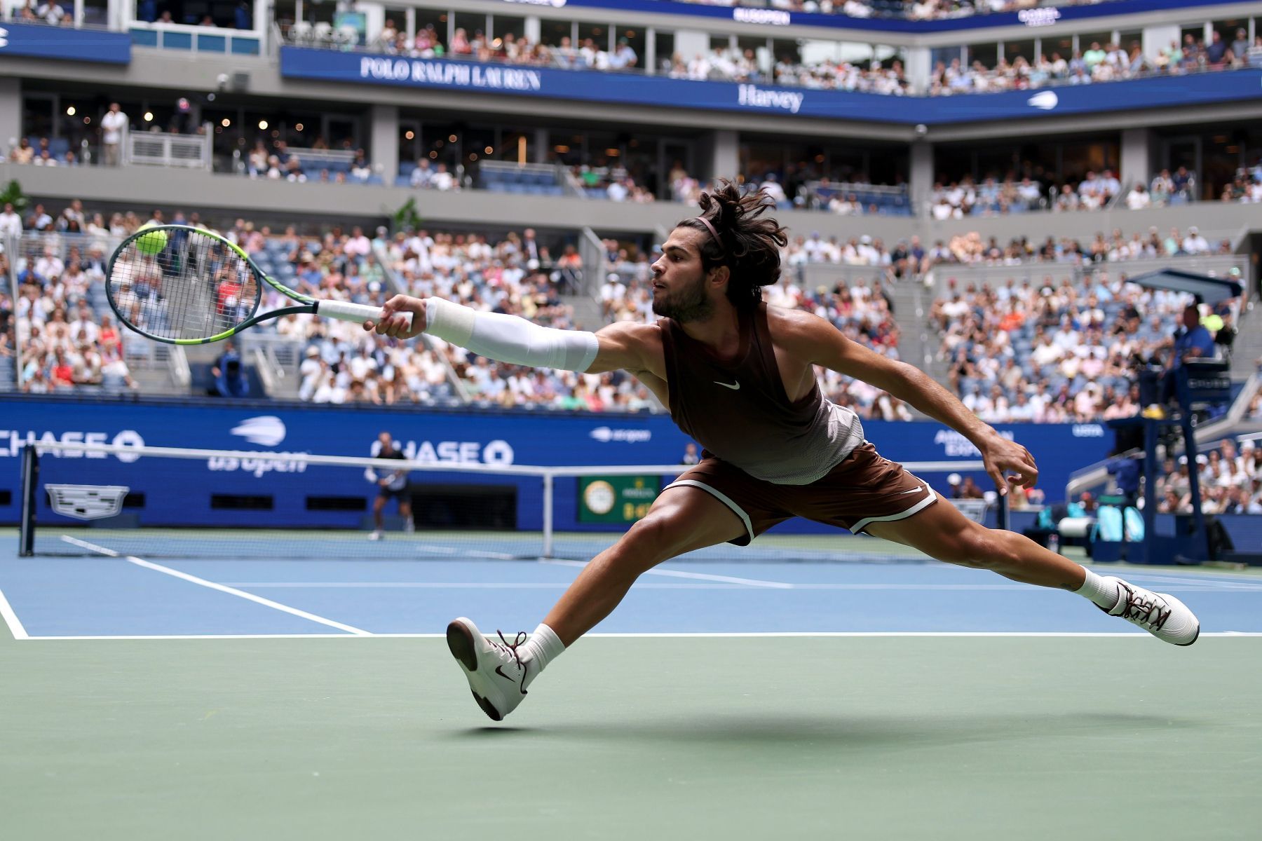 Atual campeão, Alcaraz volta após quatro meses e vence Safiullin na estreia do US Open