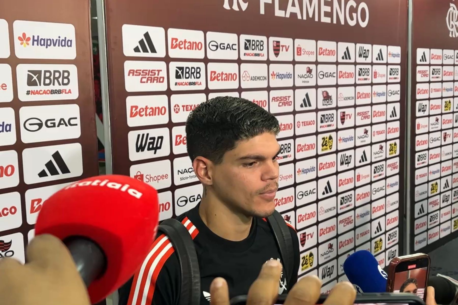 Ayrton Lucas prega atenção no Flamengo: 'Às vezes ficamos sem entender'
