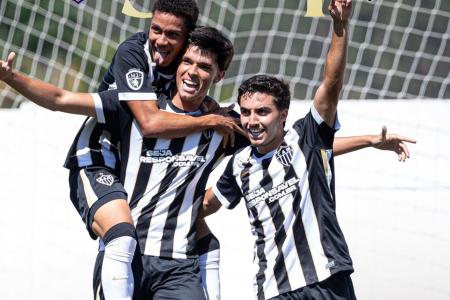 Jogadores do Atlético celebram gol sobre o Boston City, pelo Mineiro Sub-20