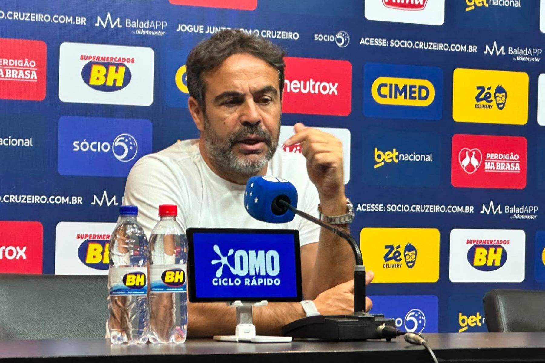 Artur Jorge exalta atuação do Cruzeiro contra a Chapecoense: 'Dominantes e seguros'