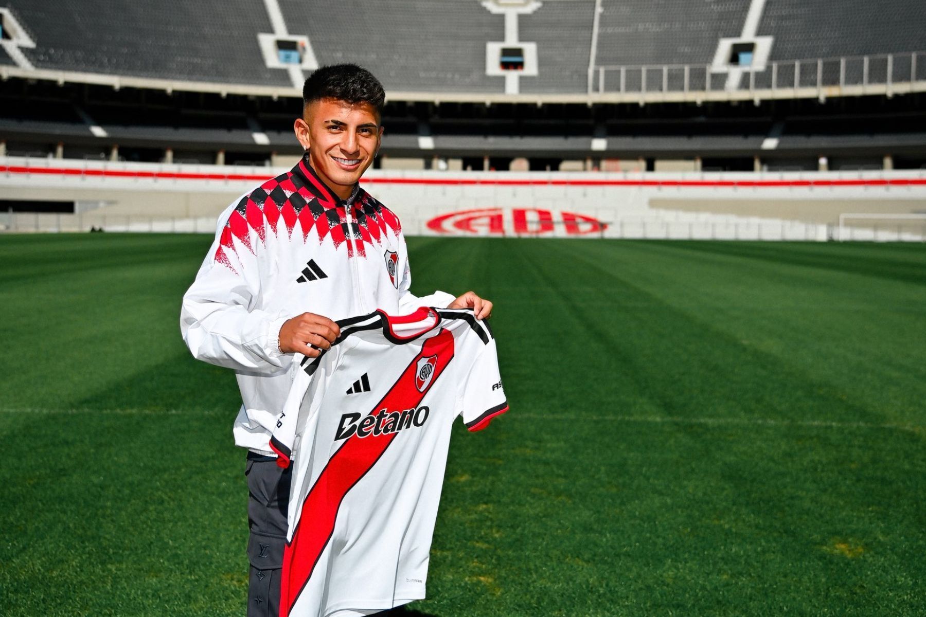 Alvo do Flamengo e ex-Botafogo, Thiago Almada é anunciado como reforço do River Plate
