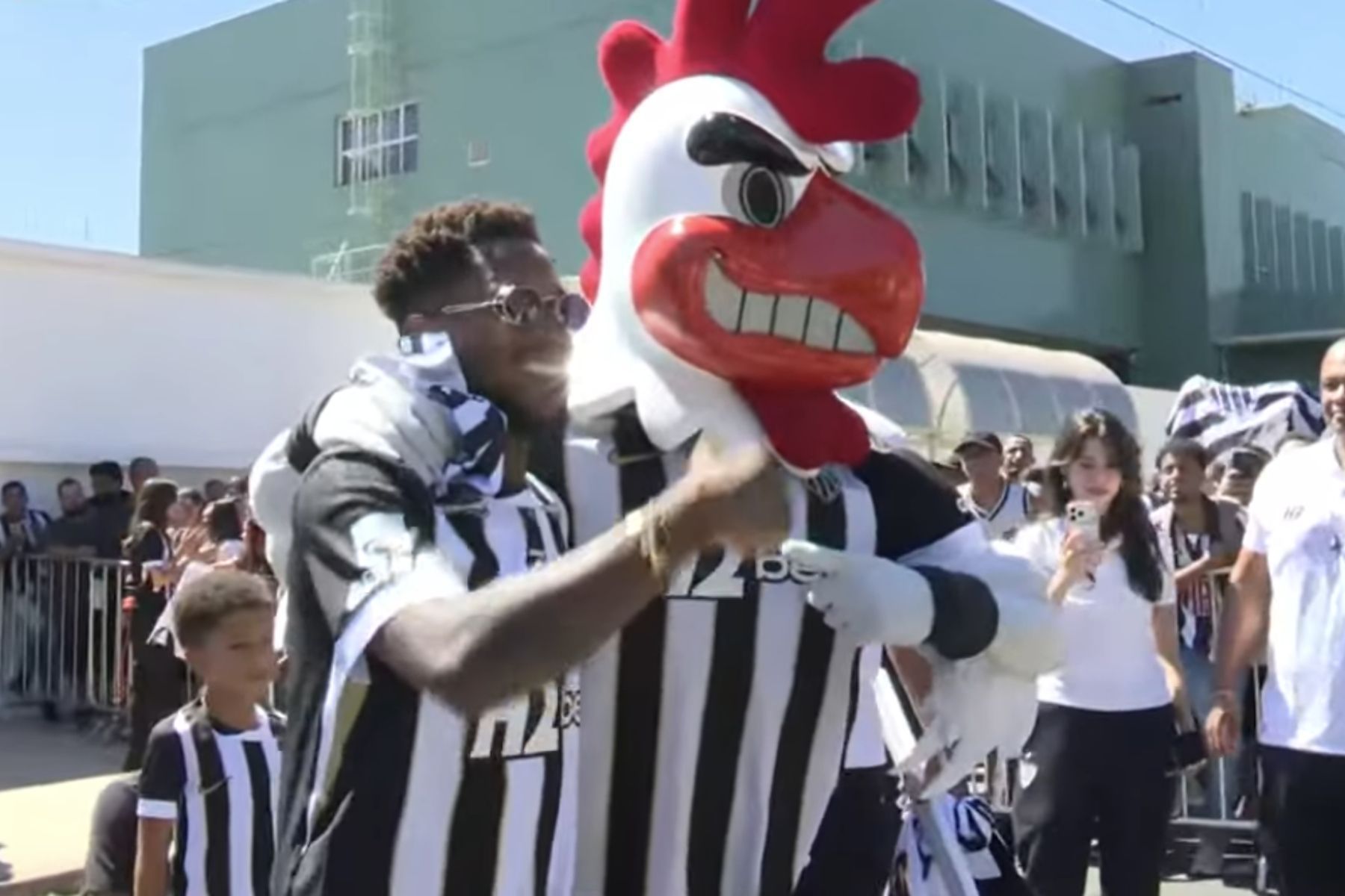 Fred desembarca em BH com festa da torcida do Atlético