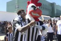 Fred desembarca em BH com festa da torcida do Atlético