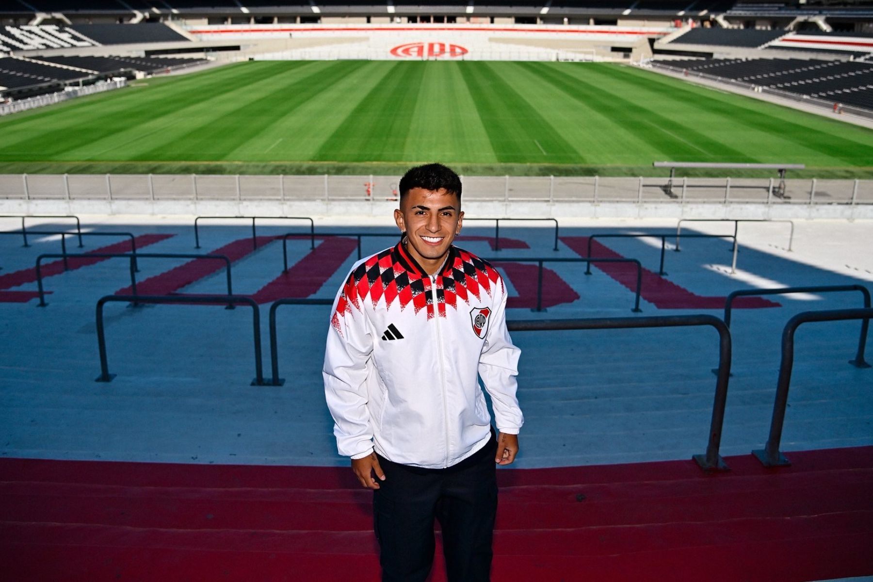 Sondado pelo Flamengo, Almada se declara ao River após ser anunciado: 'Um sonho'