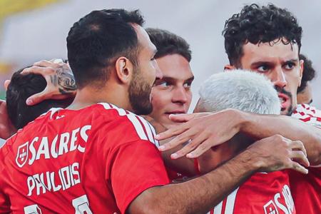 Jogadores do Benfica celebram gol sobre o Aarhus-DIN