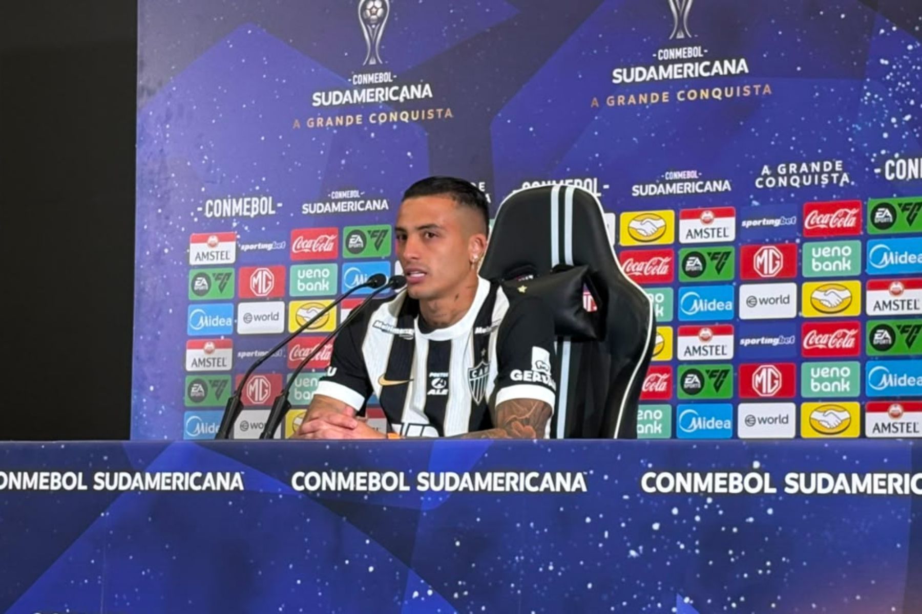 Castaño é apresentado pelo Atlético e é direto sobre acerto com o clube