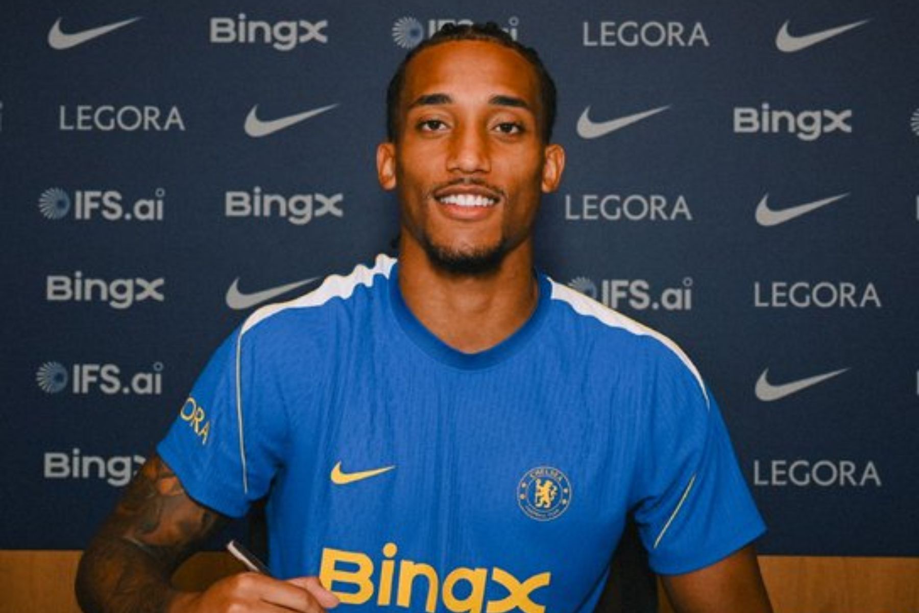 Chelsea anuncia renovação de contrato de atacante brasileiro