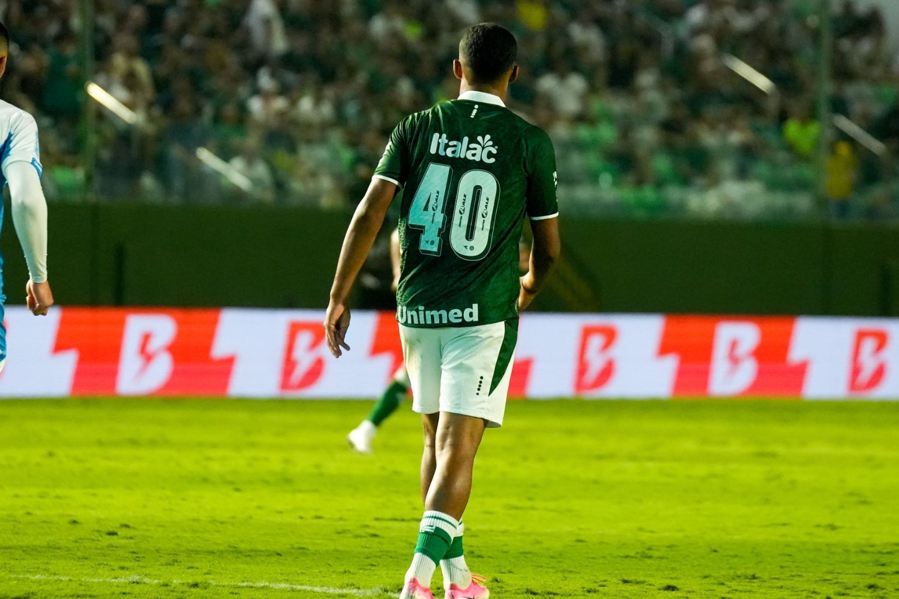 Goiás vence Londrina com gol polêmico e encosta no G6 da Série B