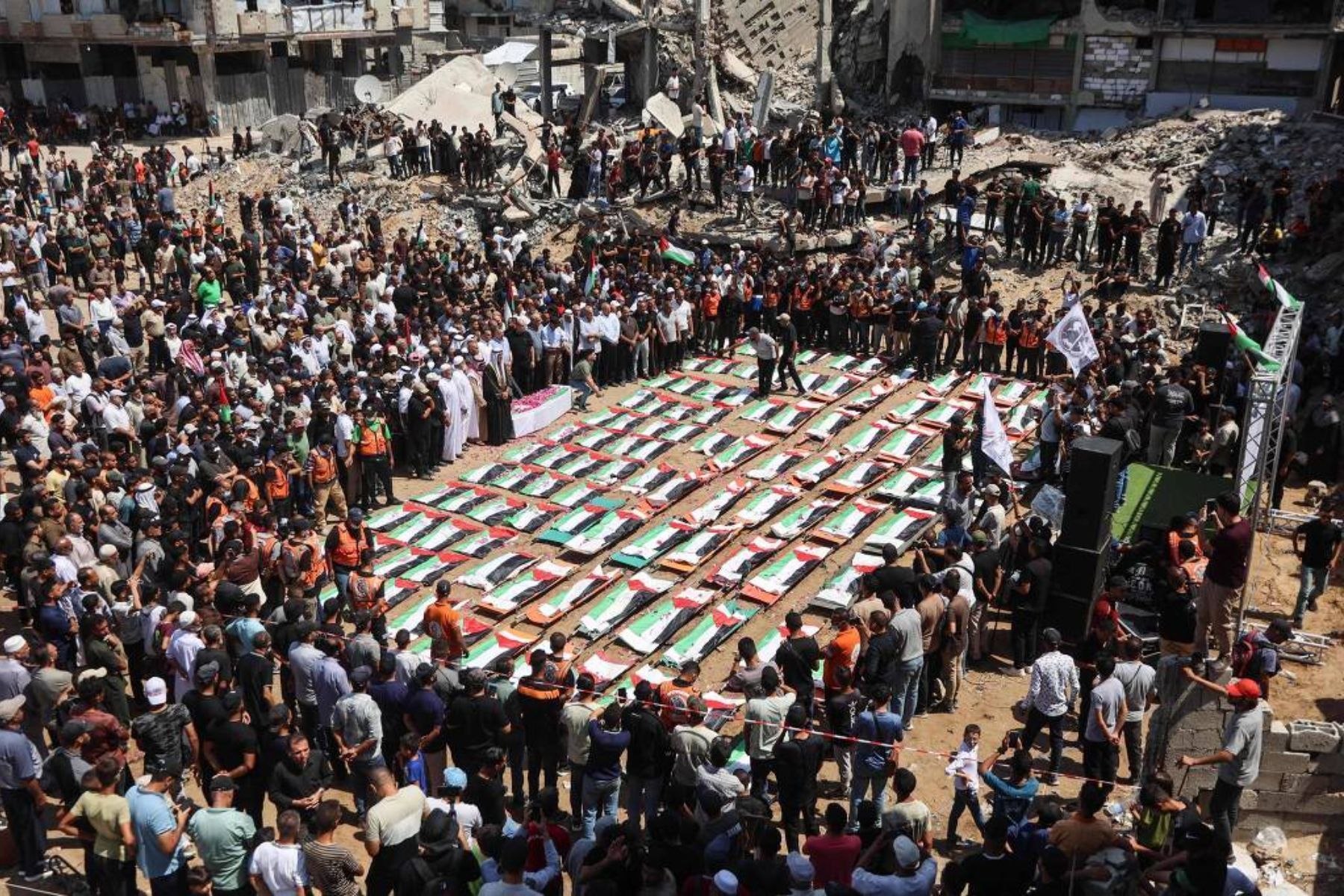 Oriente Médio: palestinos realizam funeral de 112 corpos encontrados em Gaza