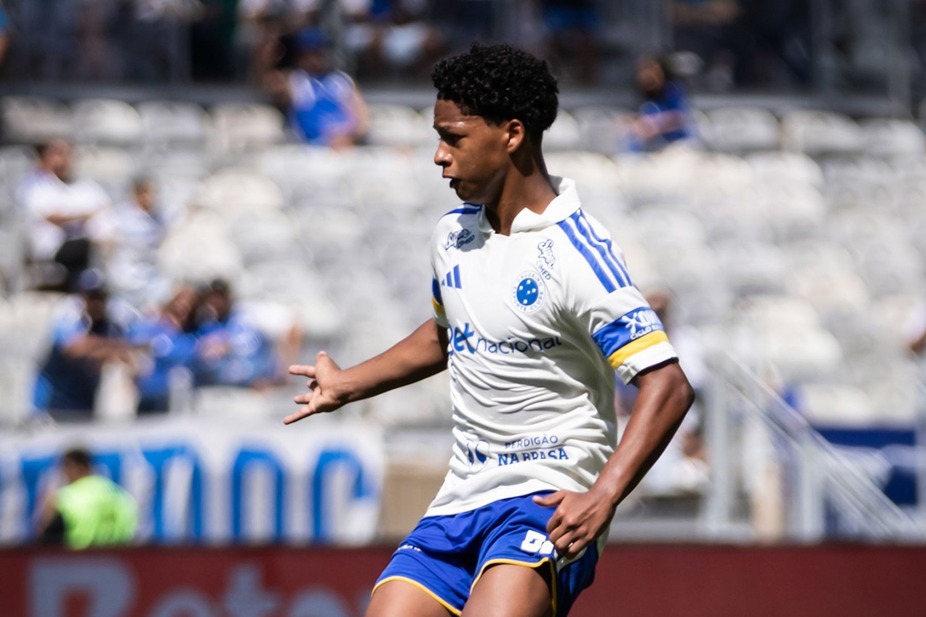 Zé Lucas revela sentimento por estreia pelo Cruzeiro e elogia companheiros