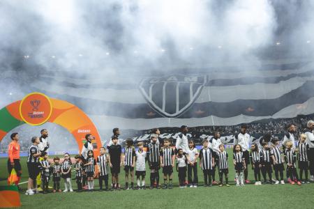 Jogadores do Atlético antes de jogo contra o Juventude, pela Copa do Brasil