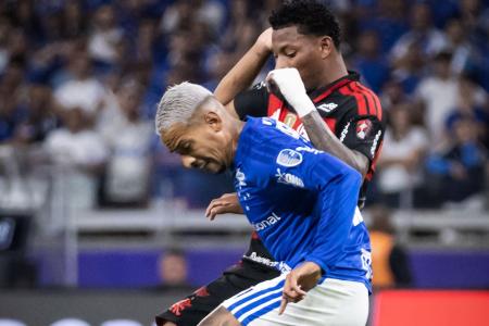 Matheus Pereira disputa com Plata em jogo no Mineirão • Gustavo Aleixo/Cruzeiro