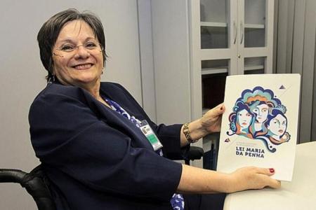 Na foto, Maria da Penha, mulher que deu nome à Lei nº 11.340/2006, a qual trata da violência doméstica e familiar contra a mulher • Reprodução/Redes Sociais