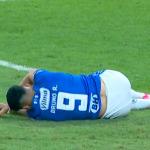 Cruzeiro: atacante deixa Mineirão de ambulância após choque com Everson