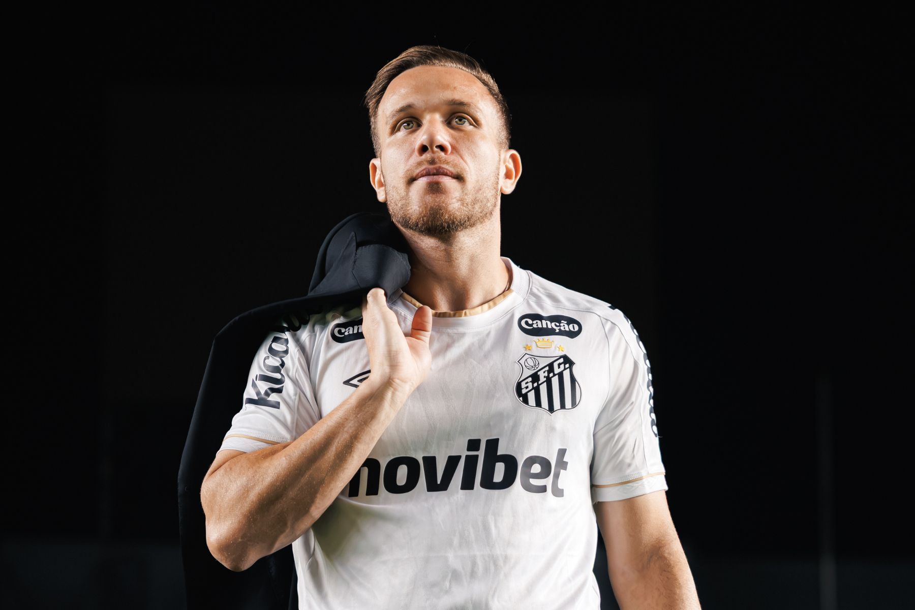 Anunciado pelo Santos, Arthur manda recado após acerto com o clube