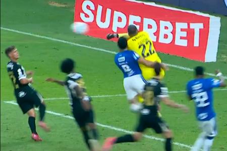Bruno Rodrigues e Everson se chocam no Mineirão • Reprodução/sportv