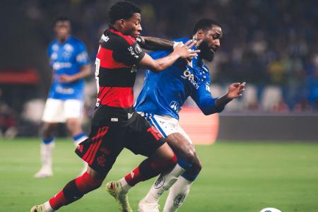 Jogadores de Cruzeiro e Flamengo em ação pelo jogo de ida das oitavas de final da Copa Libertadores