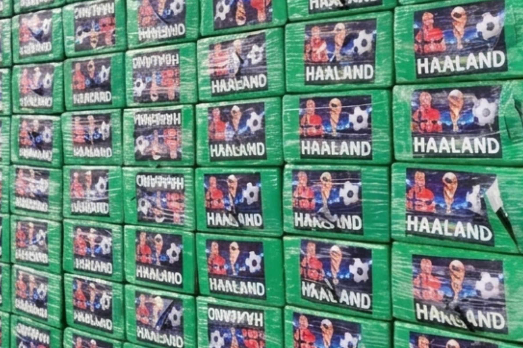 Polícia do Equador apreende 370 pacotes de cocaína estampados com foto de Haaland