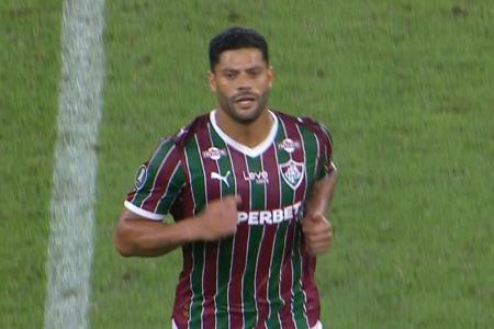 Hulk sai de campo vaiado