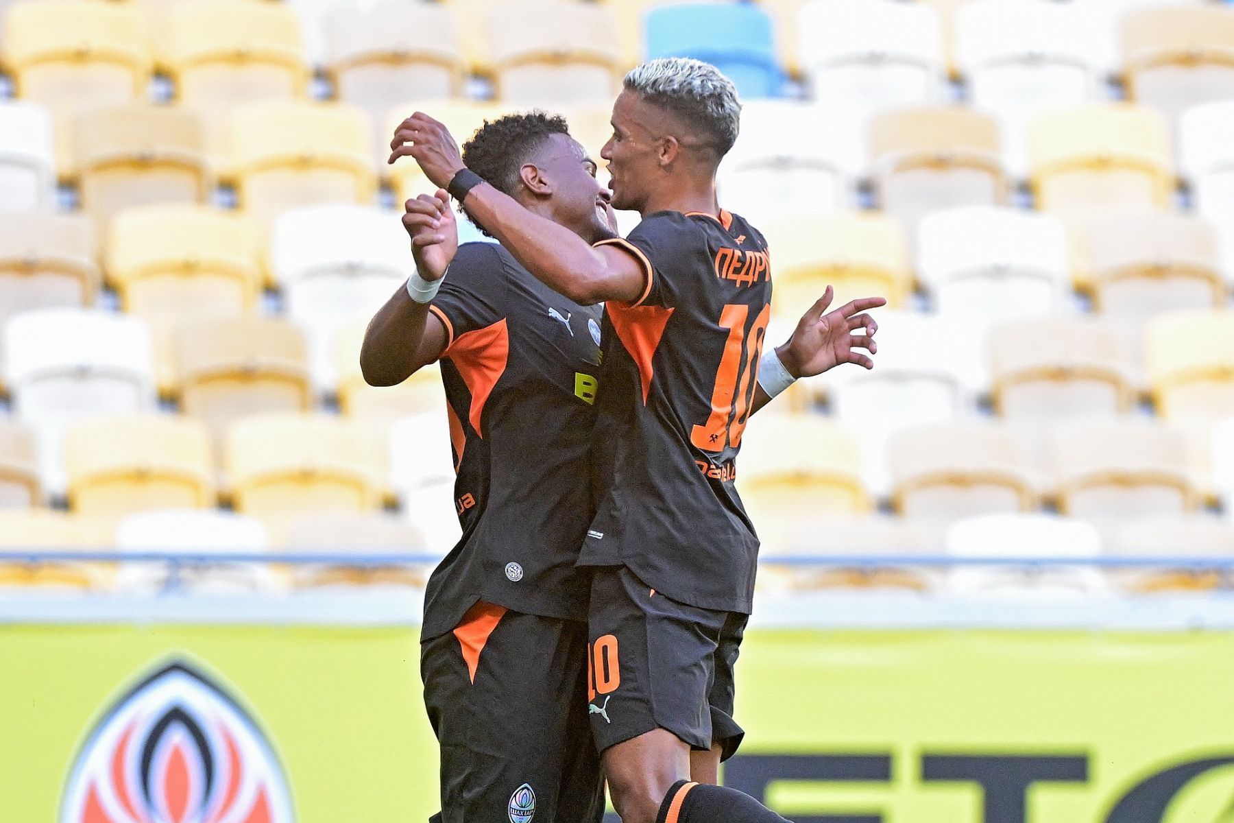 Dupla ex-Atlético brilha em goleada na Europa e repete comemoração icônica de 2013