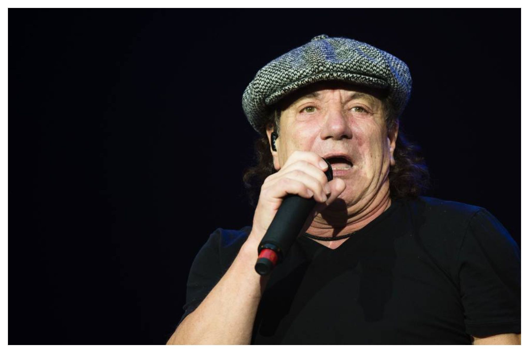 Canhão falha em show da banda AC/DC e quase atinge vocalista; veja vídeo