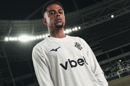 Camisa é branca com detalhes em preto