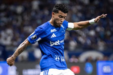 William, lateral do Cruzeiro em ação contra o Flamengo