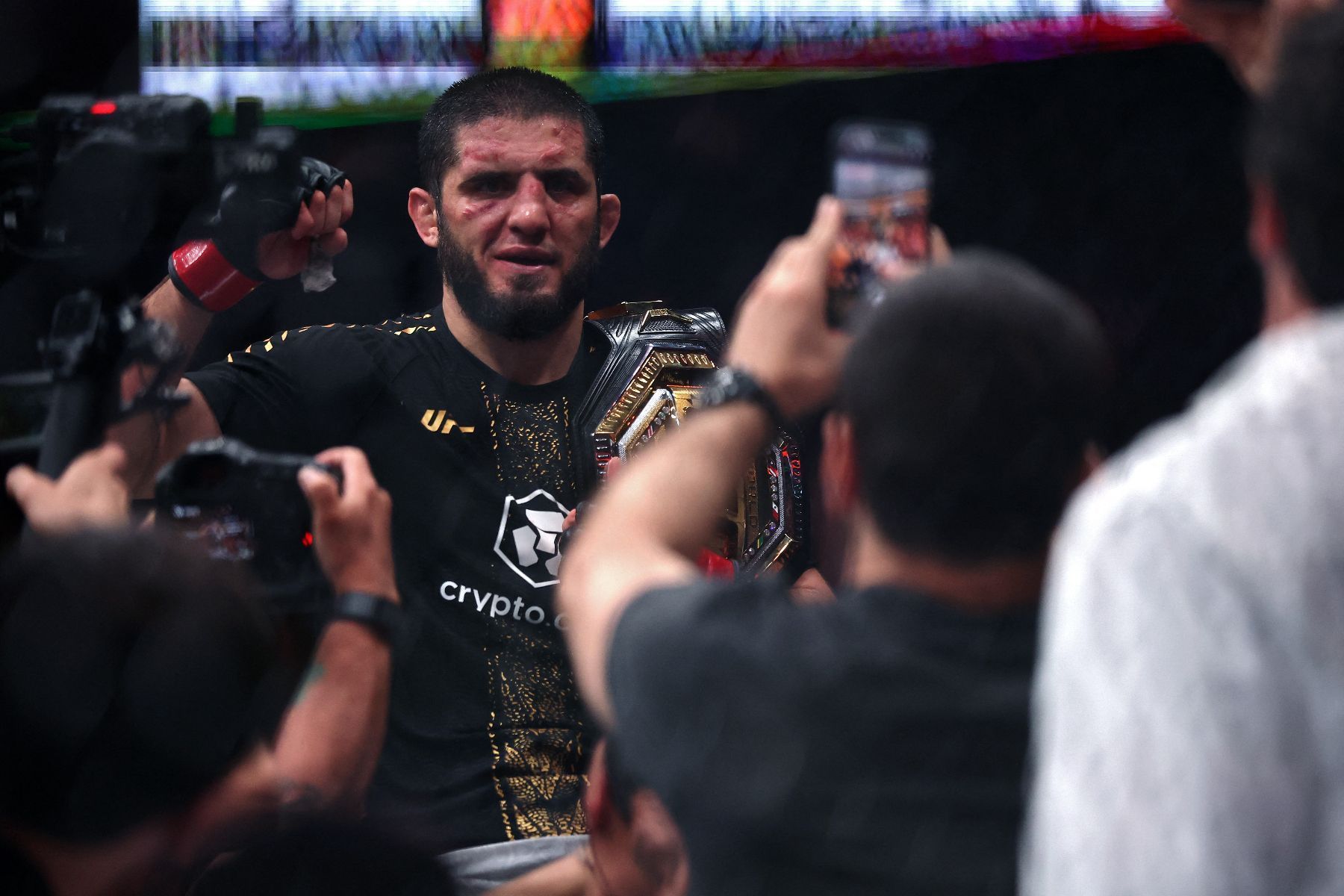 Islam Makhachev vence Ian Garry e quebra recorde histórico de Anderson Silva no UFC