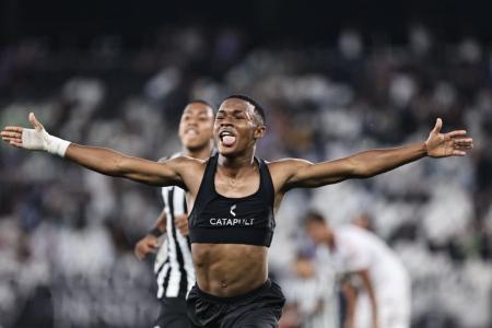 Juninho foi o herói da última noite do Botafogo