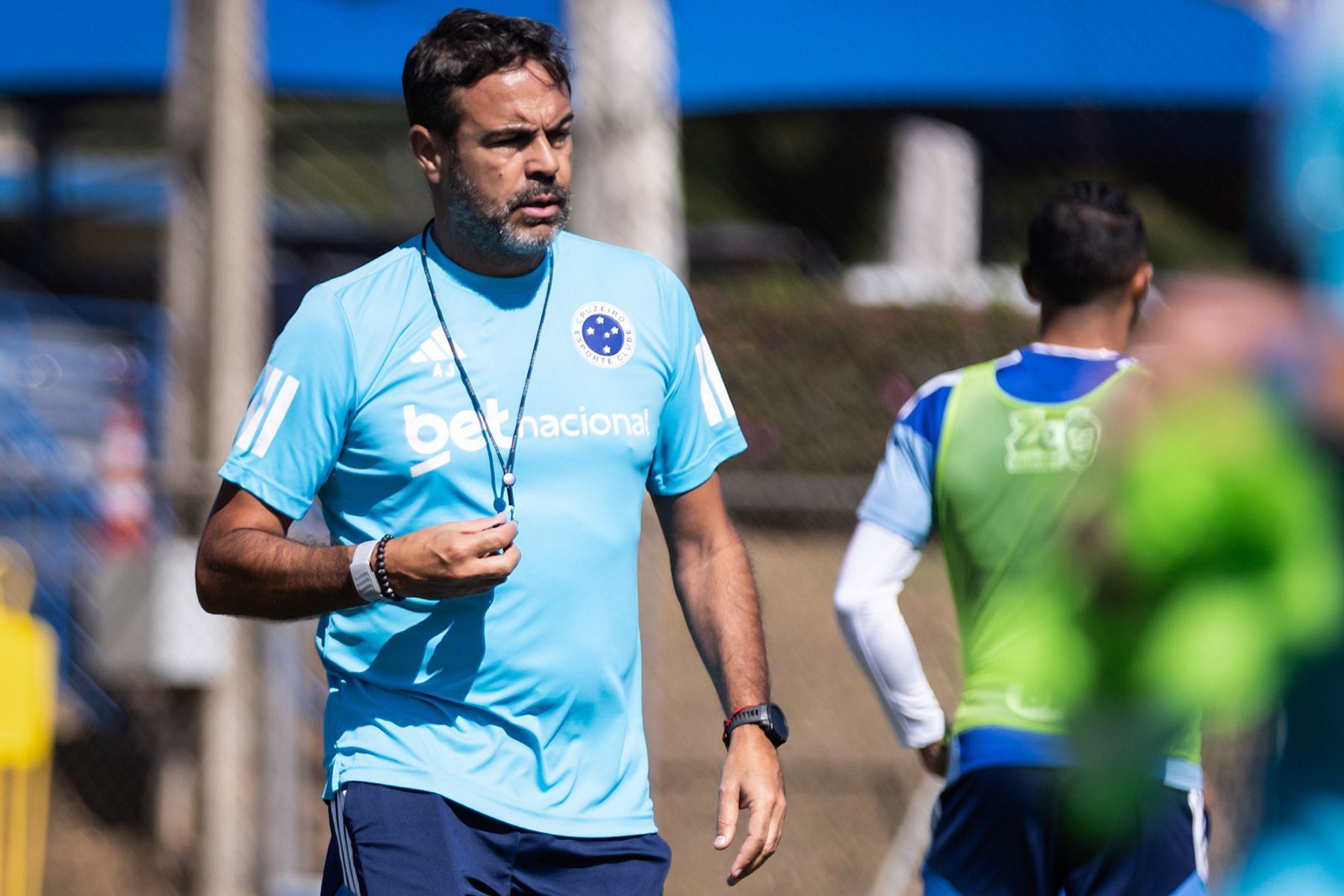 Cruzeiro tem baixa na zaga para 'reencontro' com Flamengo; veja opções de Artur Jorge