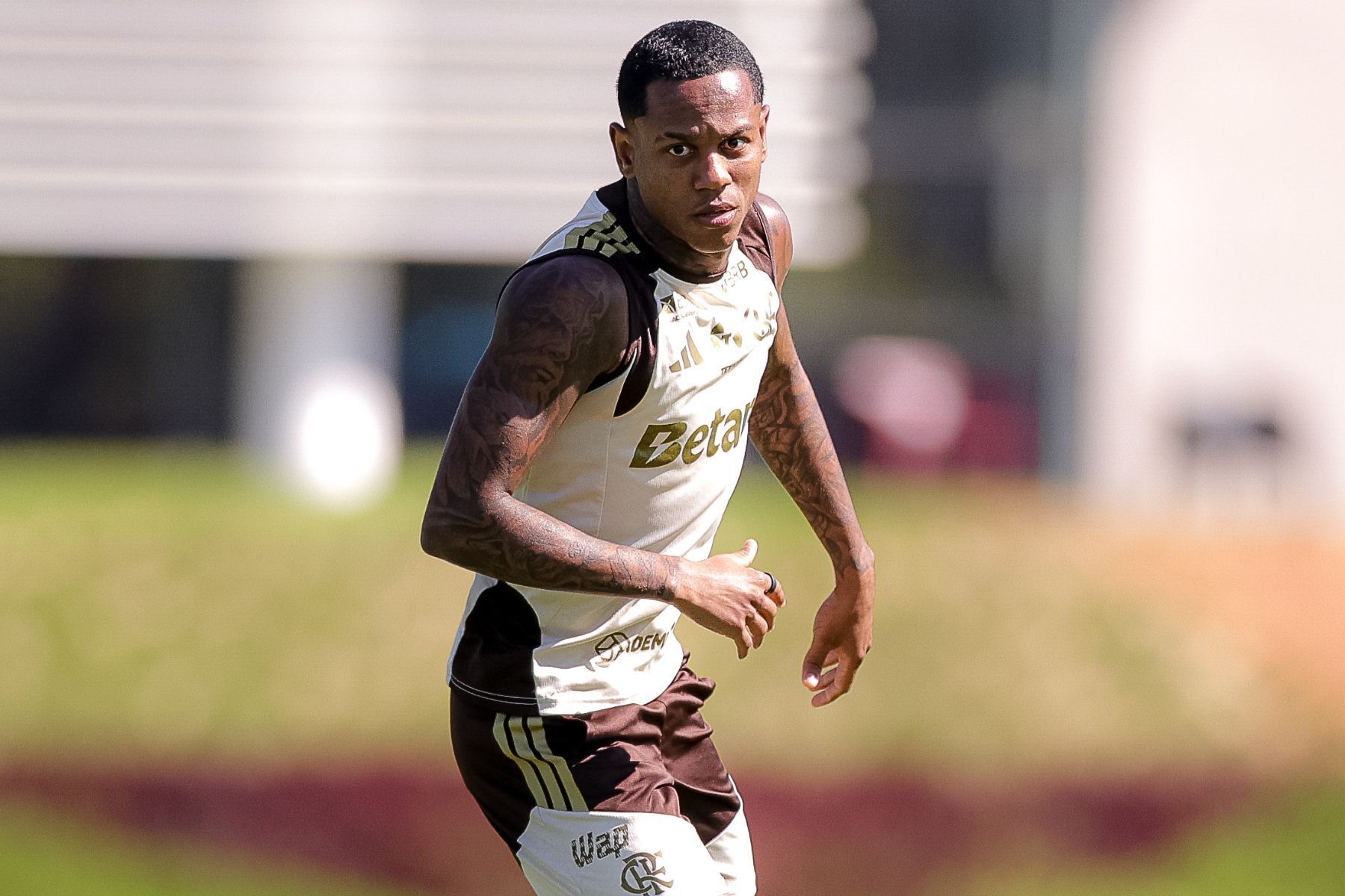 RB Bragantino tenta Wallace Yan de novo, mas Flamengo quer manter atacante