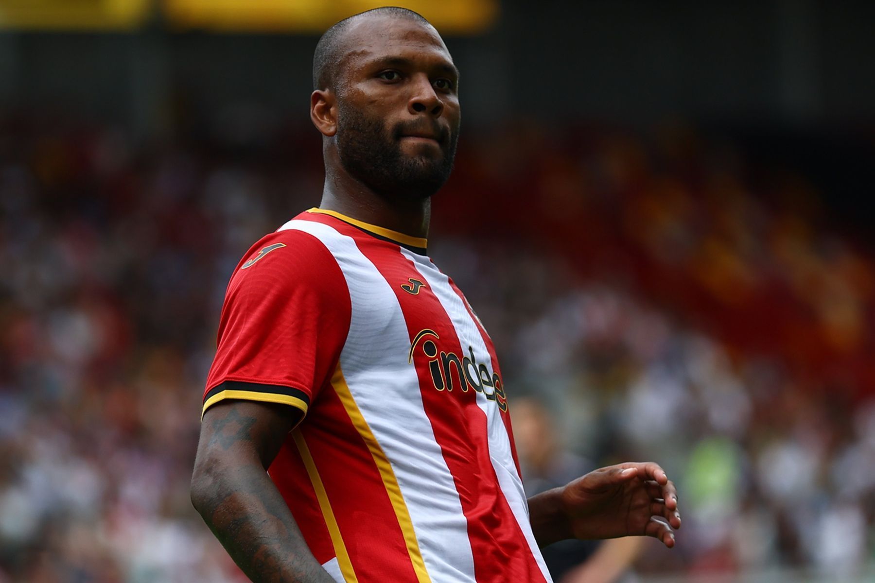 Ex-Cruzeiro, atacante da Seleção faz dois Brentford e goleia Frankfurt por 7 a 0