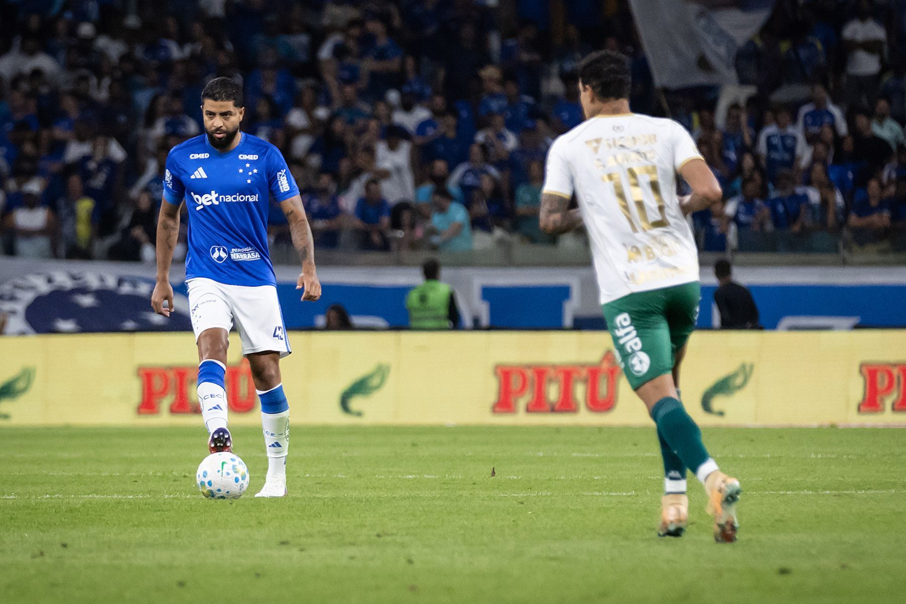 Zagueiro faz elogios ao Flamengo, mas aponta: 'Cruzeiro também é gigante'