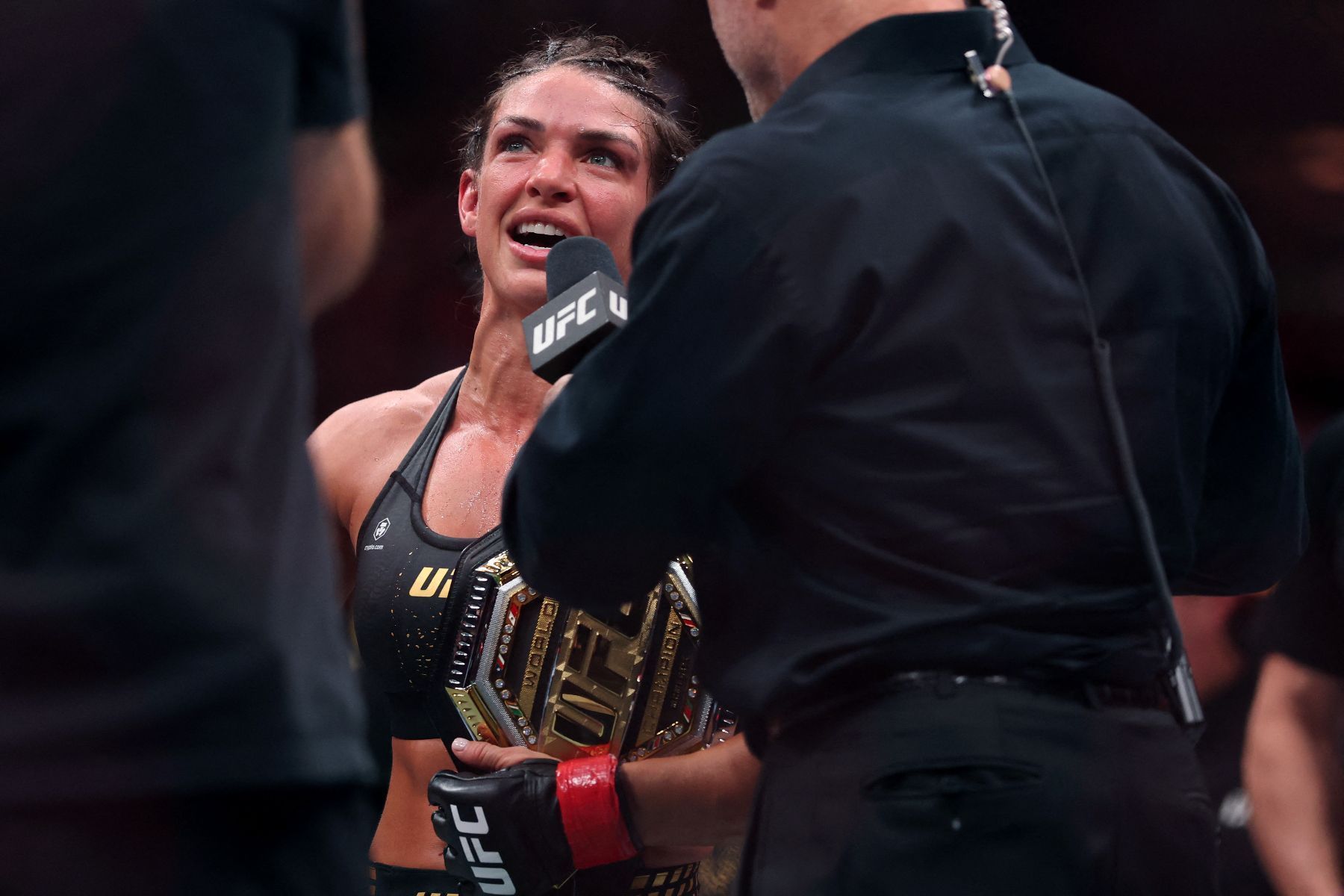 Brasileira Mackenzie Dern domina, vence desafiante e mantém cinturão do UFC