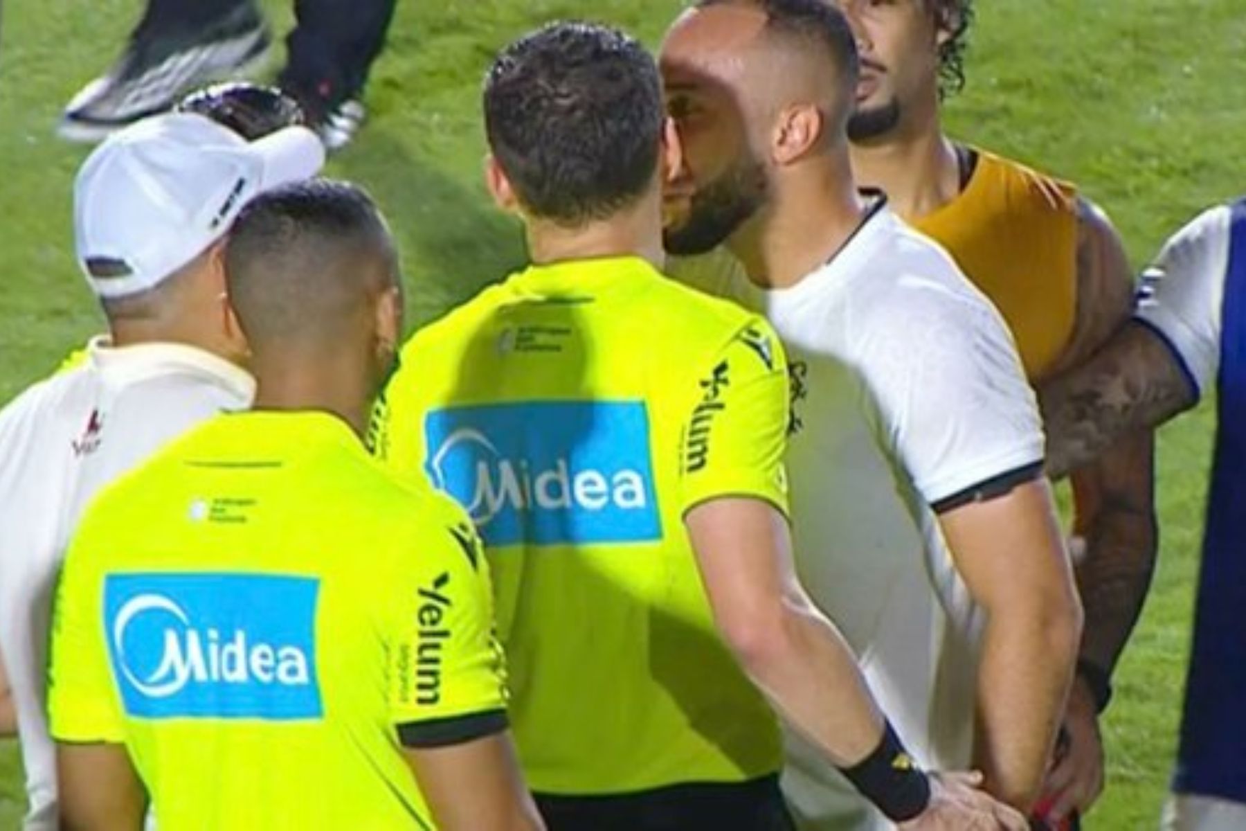 Jogador do Botafogo é expulso por 'Lei Vini Jr.' e vira desfalque contra o Athletico-PR