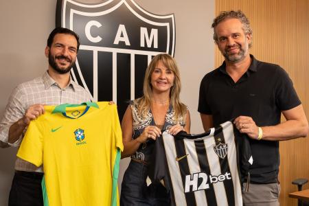 coordenadora de Seleções Femininas da CBF, Cristiane Gambaré, com dirigentes do Atlético • Reprodução/Instagram Atlético