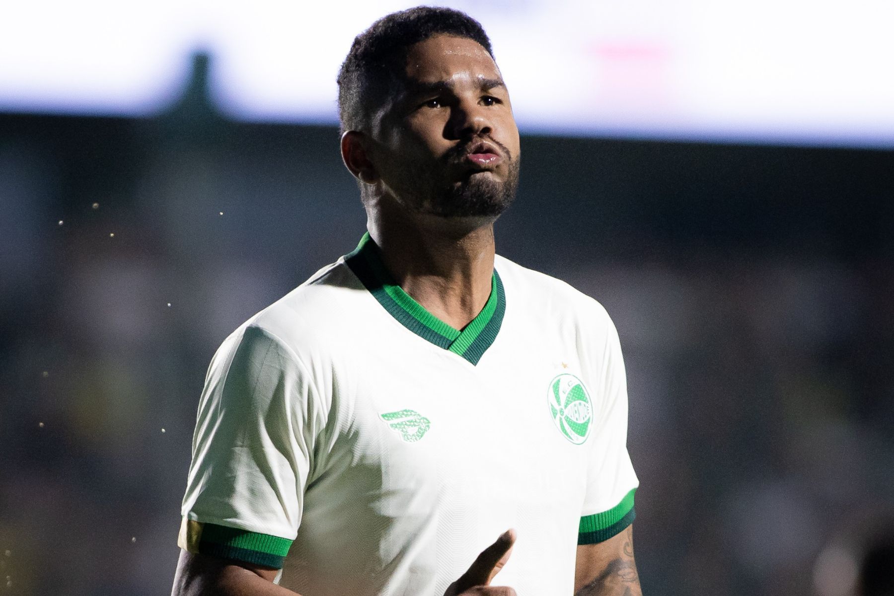 Ex-Atlético dá bela assistência, Juventude marca no fim e vence Goiás pela Série B